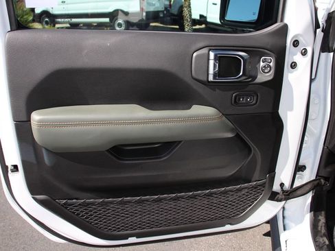 Used 2025 Jeep Gladiator Mojave AWD/4WD image 22