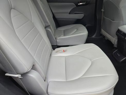 Used 2021 Toyota Highlander XLE FWD image 20