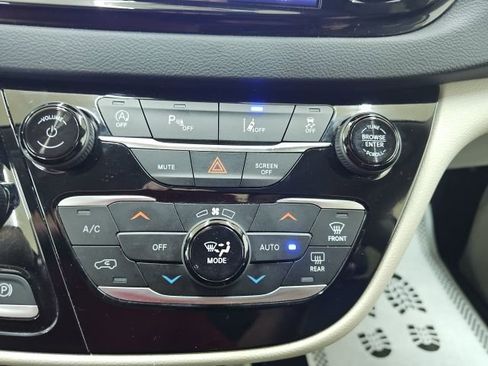 Used 2023 Chrysler Pacifica Touring-L image 10