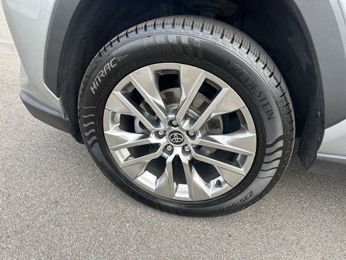 Used 2021 Toyota RAV4 XLE Premium image 28