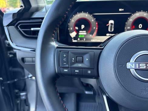 Used 2025 Nissan Kicks SR FWD image 13