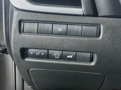 Used 2025 Nissan Rogue SV AWD/4WD image 17