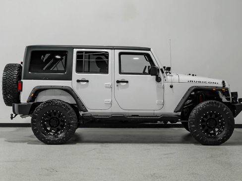 Used 2015 Jeep Wrangler Unlimited Rubicon w/ Connectivity Group AWD/4WD image 5