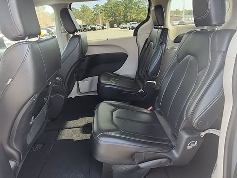 Certified 2023 Chrysler Pacifica Touring-L image 30