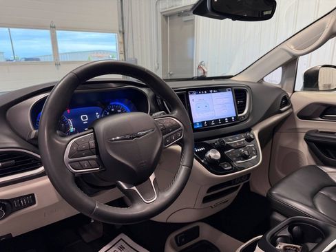 Used 2023 Chrysler Pacifica Touring-L FWD image 35