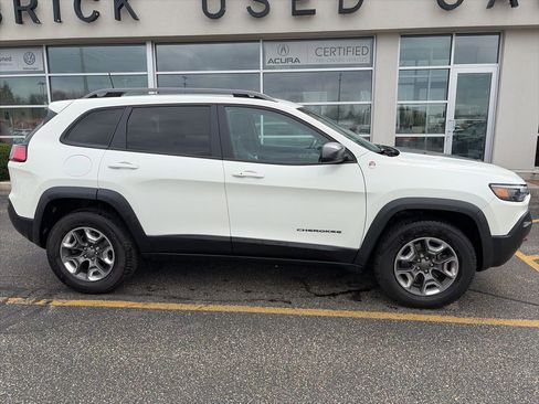 Used 2019 Jeep Cherokee Trailhawk image 3
