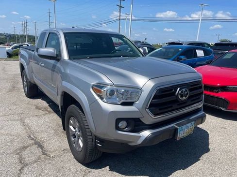 Used 2019 Toyota Tacoma SR5 w/ SR5 Appearance Package (SM) AWD/4WD image 3