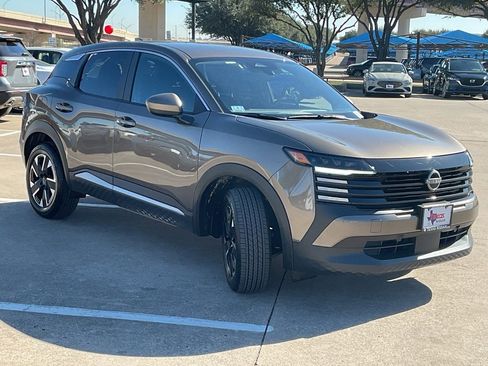 Used 2025 Nissan Kicks SV image 4