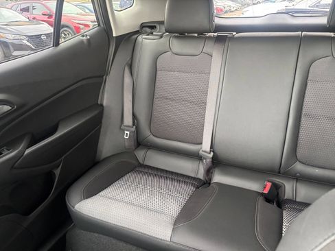 Used 2025 Chevrolet Trax LT FWD image 37