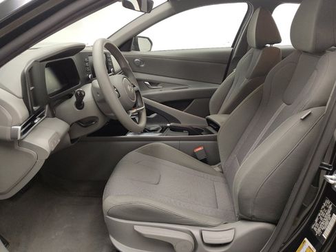 Used 2025 Hyundai Elantra SE FWD image 17