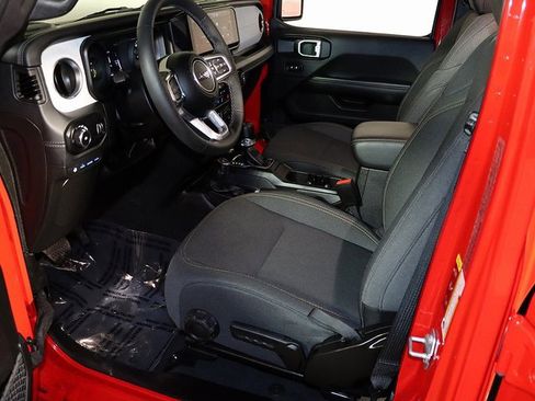 Used 2025 Jeep Wrangler Unlimited Sahara image 12