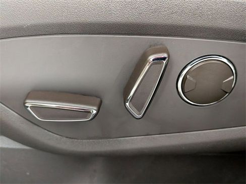 Used 2019 Lincoln Nautilus Select image 13