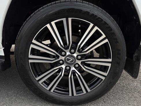 Used 2025 Lexus LX 600 4WD w/ Luxury Package image 15