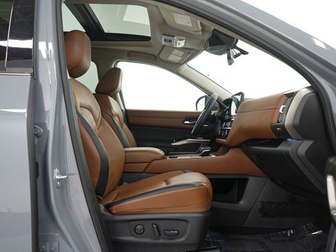 Used 2024 Nissan Pathfinder Platinum w/ Cargo Package image 12