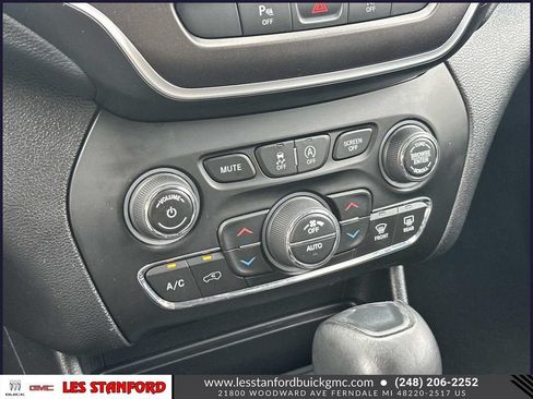 Used 2021 Jeep Cherokee Trailhawk AWD/4WD image 31