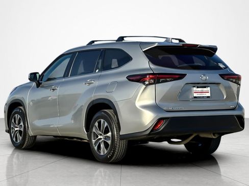 Certified 2024 Toyota Highlander XLE image 3