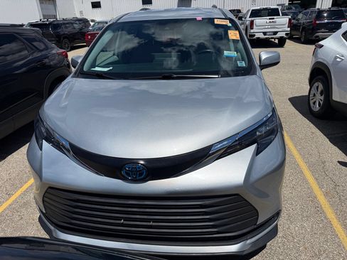Used 2024 Toyota Sienna LE AWD/4WD image 6