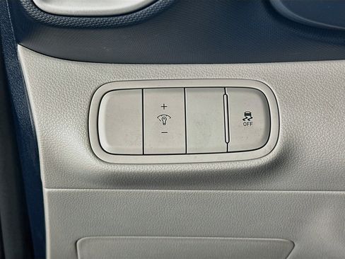 Used 2023 Hyundai Venue Limited FWD image 17
