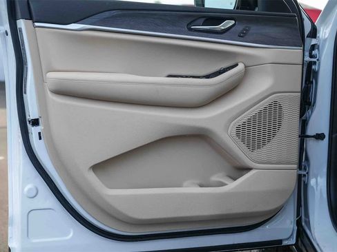 New 2025 Jeep Grand Cherokee L Limited image 21