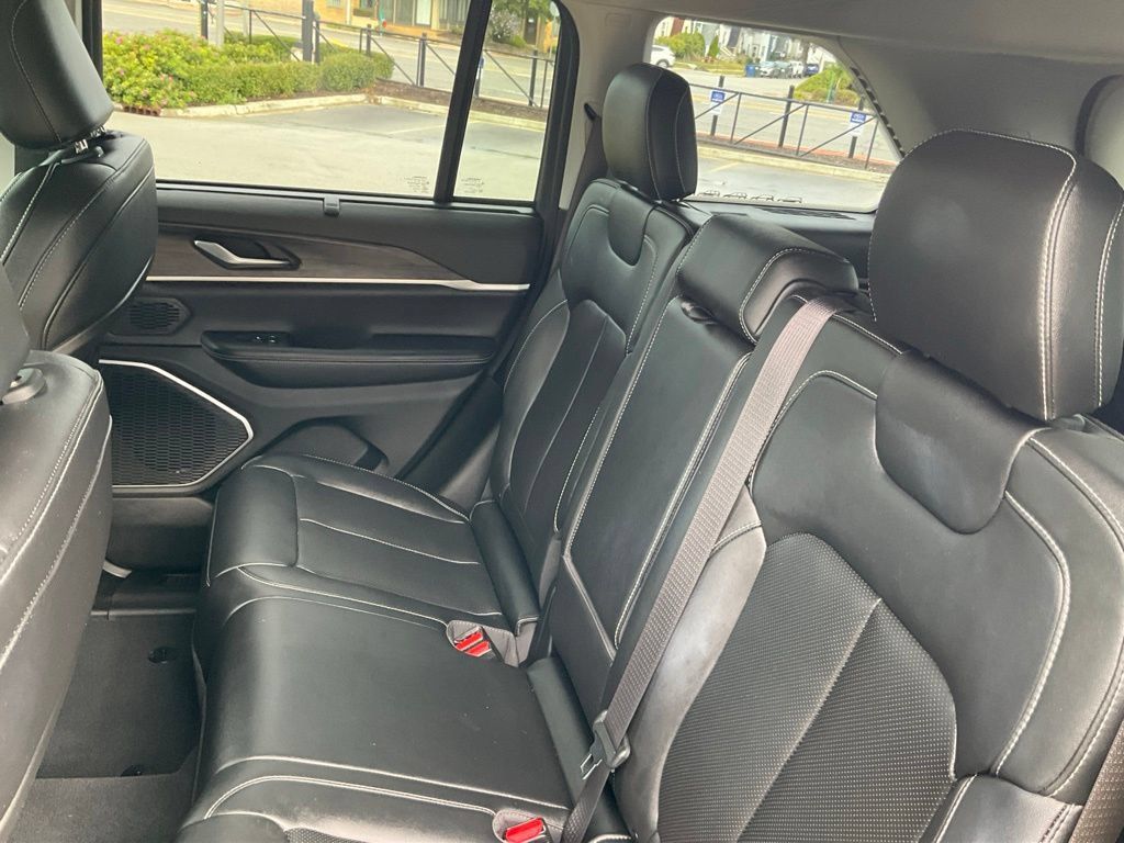 Used 2023 Jeep Grand Cherokee Limited w/ Luxury Tech Group II AWD/4WD image 12