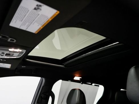 Used 2025 Toyota Sienna XLE Woodland Edition image 6