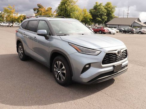 Used 2021 Toyota Highlander XLE AWD/4WD image 3
