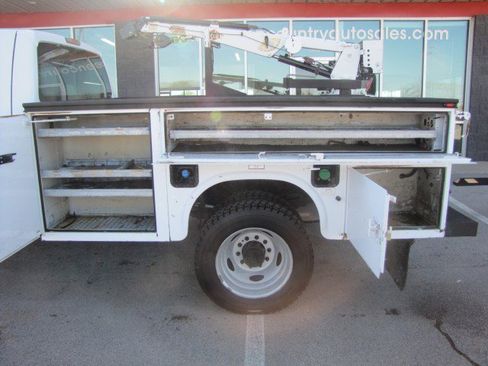 Used 2011 Ford F550 4x4 Crew Cab Super Duty w/ Payload Upgrade Pkg image 15