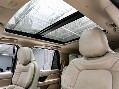 Used 2021 Lincoln Navigator Reserve image 4