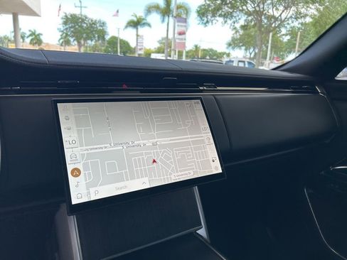 Used 2024 Land Rover Range Rover SE image 12