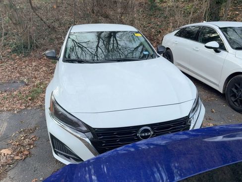 Used 2025 Nissan Altima 2.5 SV image 11