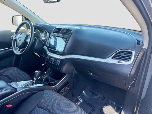 Used 2020 Dodge Journey SE image 29