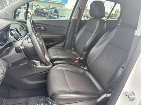 Used 2020 Chevrolet Trax LT w/ LT Convenience Package FWD image 3
