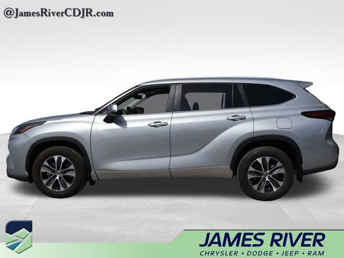 Used 2025 Toyota Highlander XLE image 2