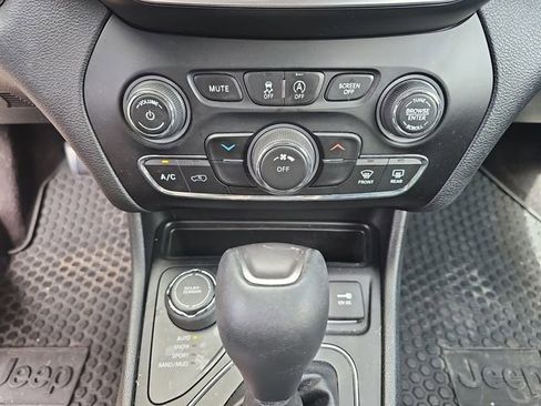 Used 2019 Jeep Cherokee Latitude Plus w/ Cold Weather Group image 22