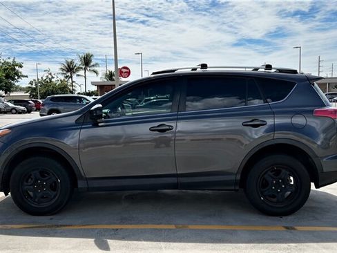 Used 2017 Toyota RAV4 LE FWD image 5