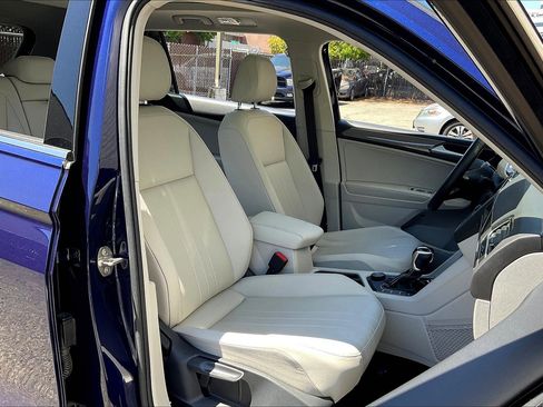 Certified 2022 Volkswagen Tiguan SE w/ Panoramic Sunroof Package image 6