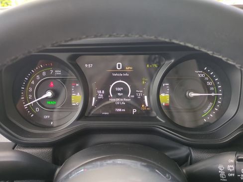 Used 2025 Jeep Wrangler Unlimited Sahara AWD/4WD image 28