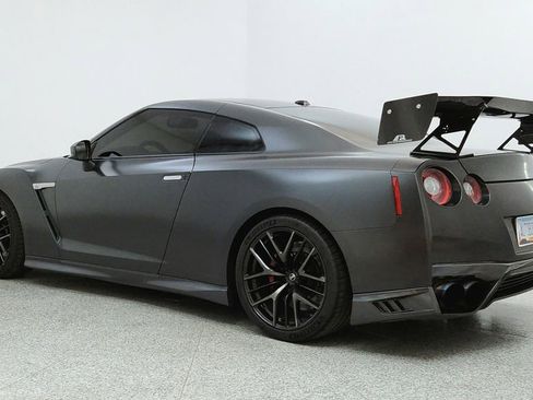 Used 2019 Nissan GT-R AWD/4WD image 3