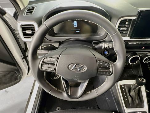 Used 2023 Hyundai Venue Limited FWD image 11