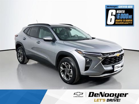 Used 2024 Chevrolet Trax LT w/ Driver Confidence Package FWD image 1