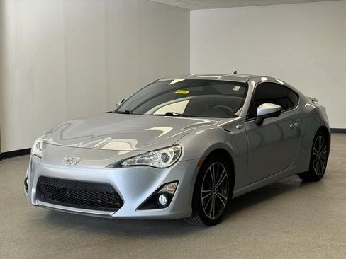 Used 2015 Scion FR-S image 2