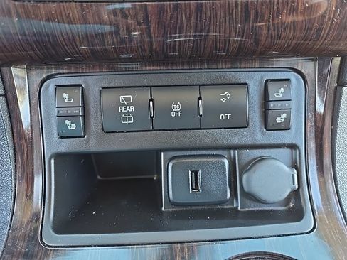 Used 2017 Chevrolet Traverse LT FWD image 21