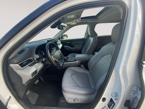 Used 2023 Toyota Highlander XLE AWD/4WD image 9