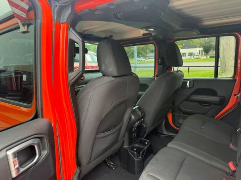 Used 2018 Jeep Wrangler Unlimited Sahara AWD/4WD image 11