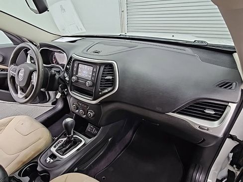 Used 2016 Jeep Cherokee Sport image 33