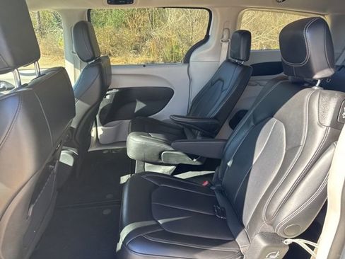 Used 2024 Chrysler Pacifica Touring-L image 9