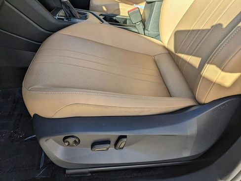 Certified 2024 Volkswagen Tiguan SE FWD image 21