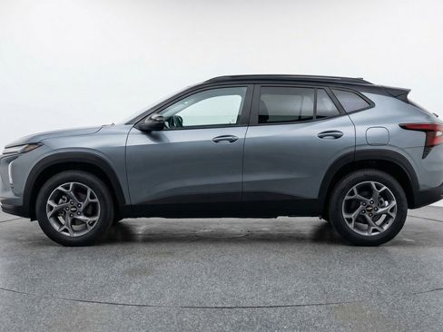 Used 2025 Chevrolet Trax LT w/ LT Convenience Package image 5