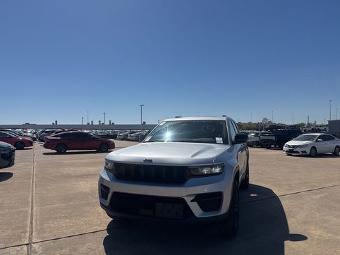 Used 2022 Jeep Grand Cherokee Altitude image 7