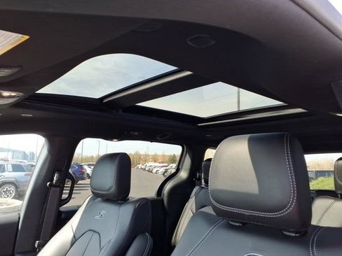 New 2026 Chrysler Pacifica Select w/ S Appearance Package FWD image 17
